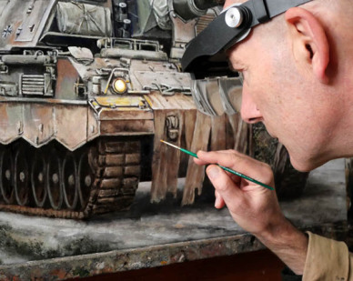 Kunstmaler Lukas Wirp malt ein Panzer Bild